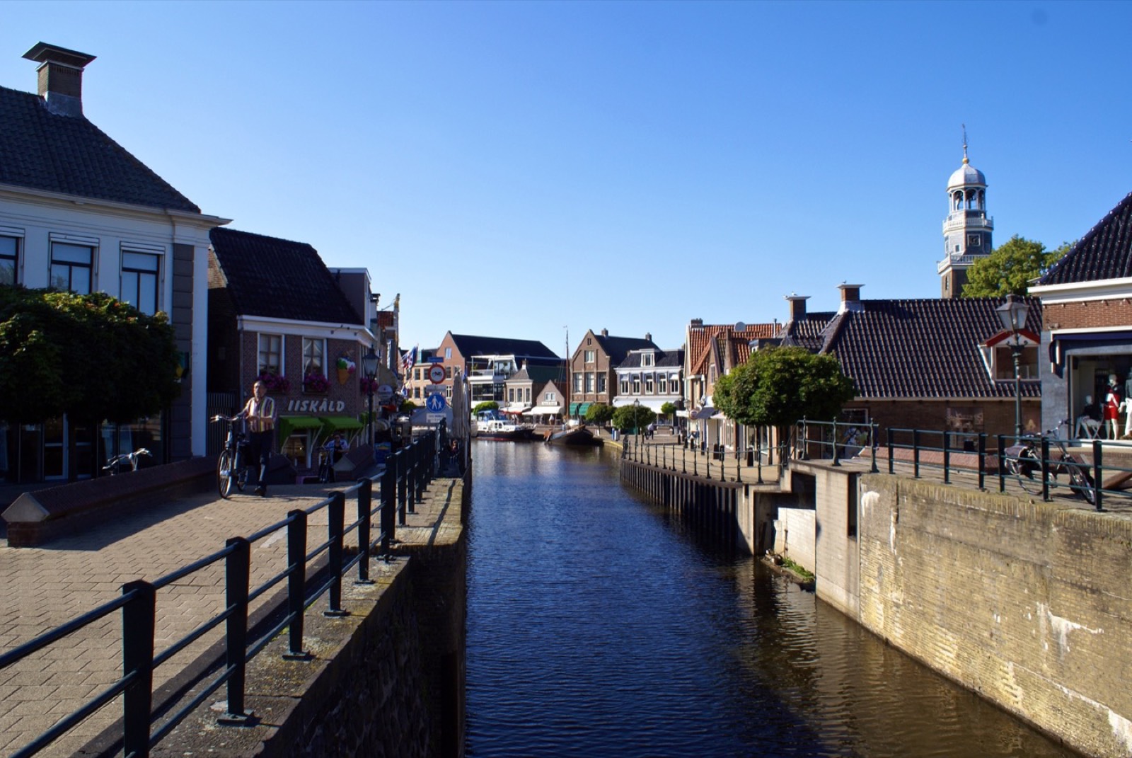 Het dok van Lemmer — de historische kade met aangemeerde boten in de Lemster binnenhaven