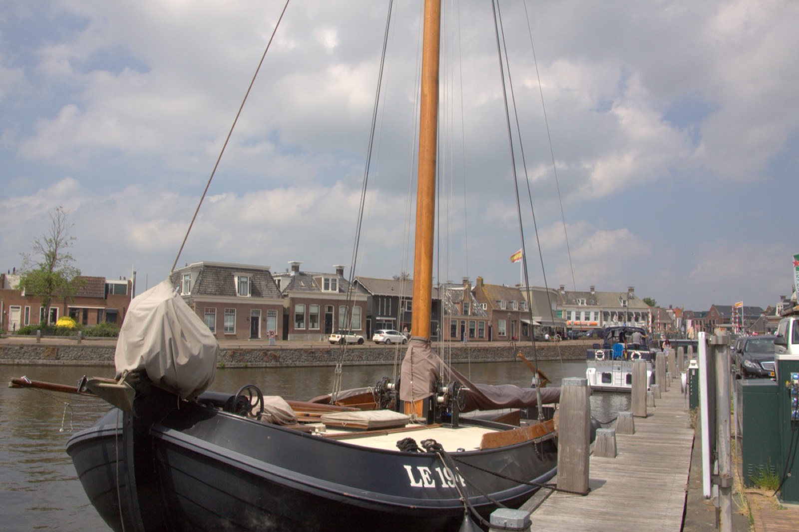 Een Lemster Aak aangemeerd in de Lemster haven — traditioneel Fries zeilschip op het historische dok