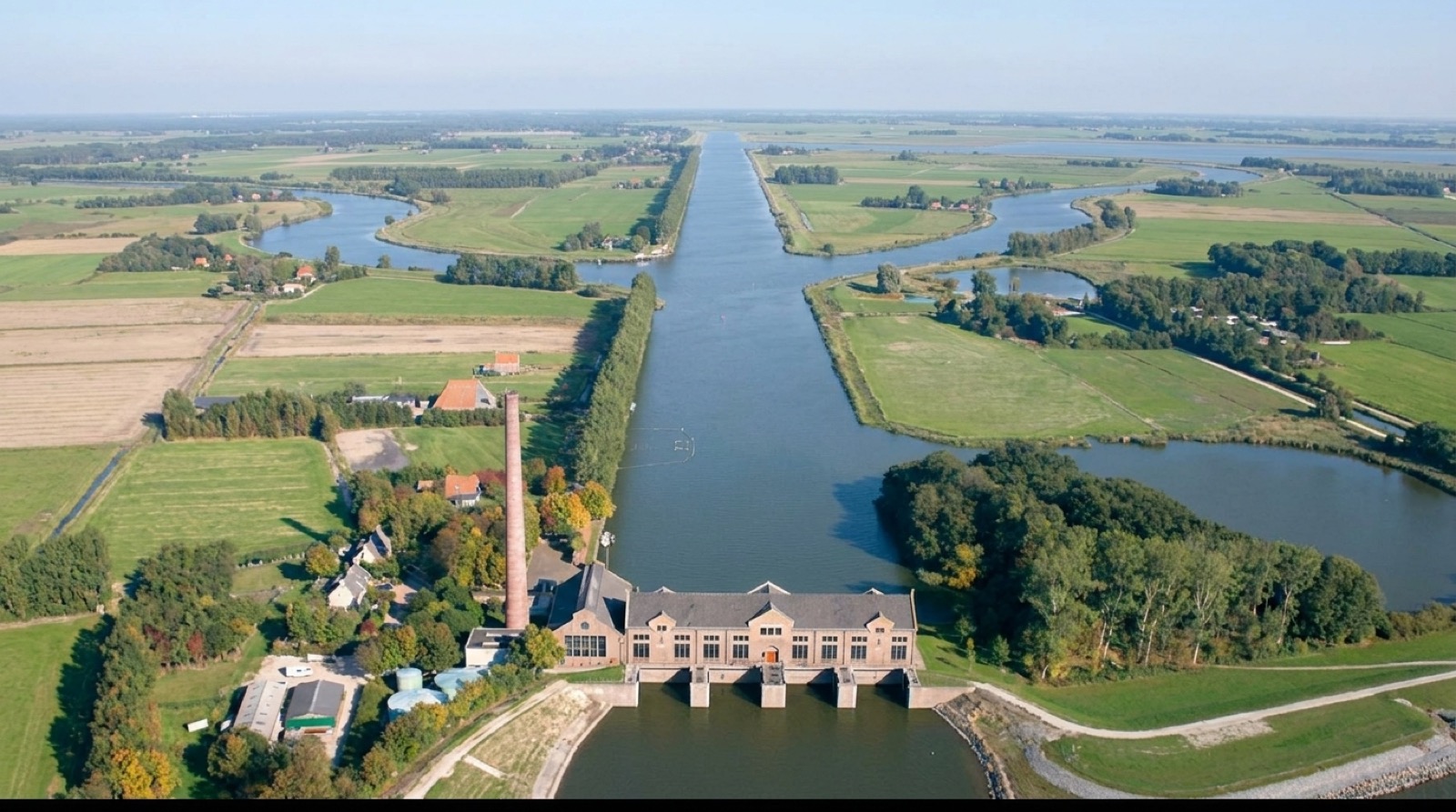 Luchtfoto van het Ir. D.F. Woudagemaal UNESCO-stoomgemaal in Lemmer